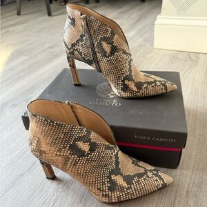 Vince Camuto Sestrind Tan Snake Print Ankle Booties size 8